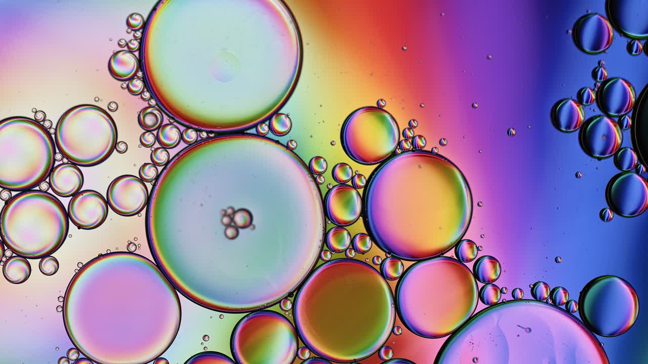 추상적인 다채로운 음식 기름 방울 거품과 구가 흐르고