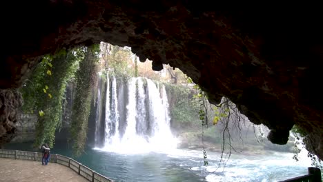 Dolly-Schoss-Von-Einem-Tunnel-Aus-Auf-Den-Oberen-Duden-Wasserfall,-Um-Die-Gesamte-Landschaft-Zu-Genießen,-Helles-Tageslicht