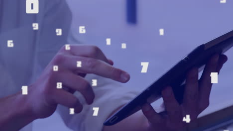 varios números cambiando contra el hombre usando una tableta digital