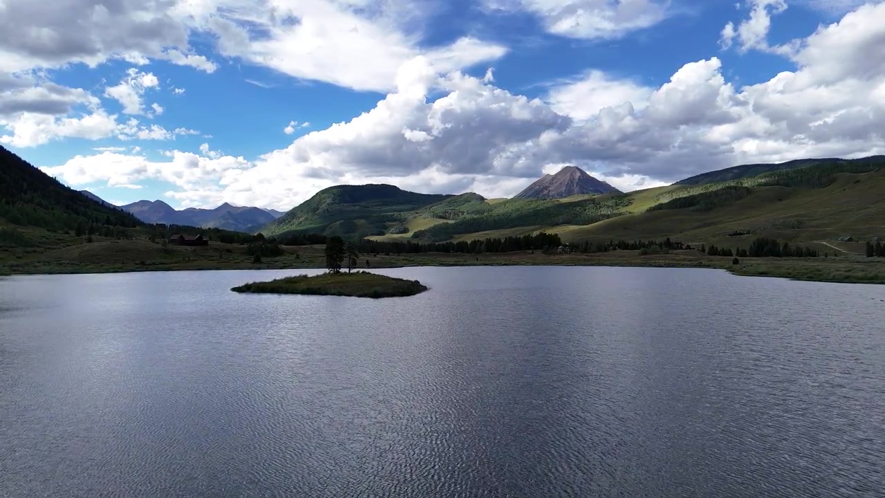 Flyr over Peanut Lake, turmålsdestinasjon fra Crested Butte, Colorado USA, droneopptak