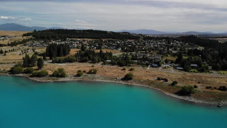 vista aérea, la costa del lago tekapo y el pueblo del mismo nombre, isla sur, nueva zelanda