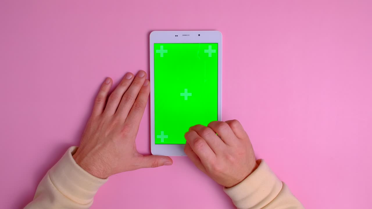 hombre usando teléfono inteligente con verde