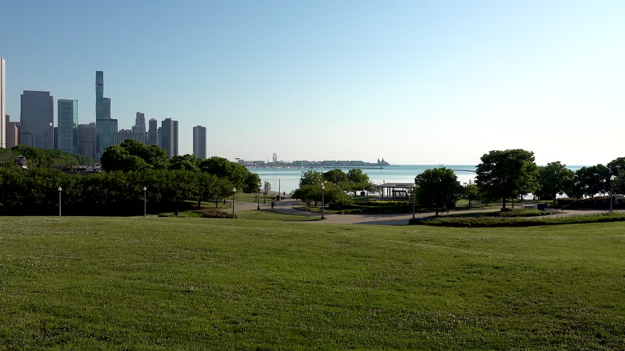 ciclistas en el parque de la ciudad con el horizonte del centro