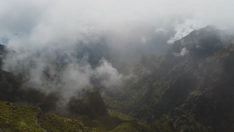 Drohnenansicht-Auf-Bewölkte-Berge-Auf-Madeira,-Pico-Ruivo