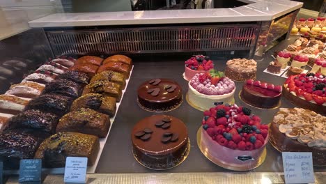 pasteles y pasteles variados en una panadería de parís