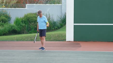 pareja de mayores jugando al tenis 4k