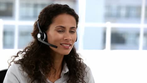 operador de servicios al cliente mujer sonriente
