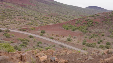 4K-Slow-Motion-Of-Red-Rocky-Valley-Landscape-And-Vegetation-From-Mauna-Kea-Lookout,-Hawaii