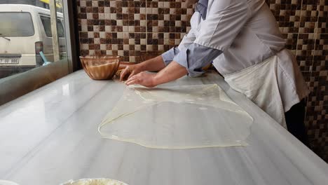 chef preparando el famoso postre turco de gaziantep llamado katmer.