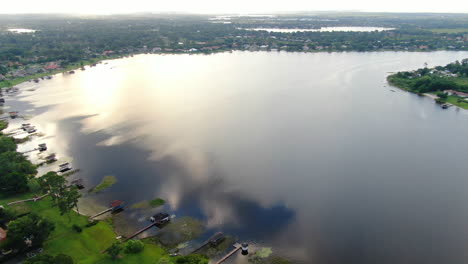 Hermosa-Puesta-De-Sol-Sobre-El-Lago-Florida