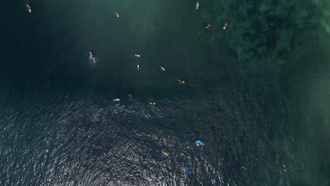 Surfer-Pod-Sitzt-Auf-Den-Wellen-Vor-Dem-Strand-Von-Bingin-In-Uluwatu,-Indonesien