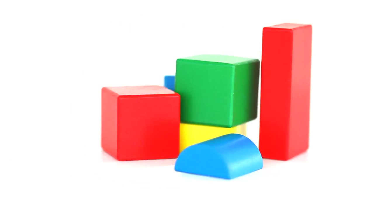 어린이 의 색 ⁇  이 있는 벽돌 들 이 회전 하고 있다