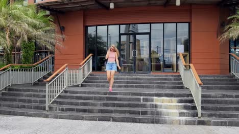 mujer caminando por las escaleras delante de un edificio