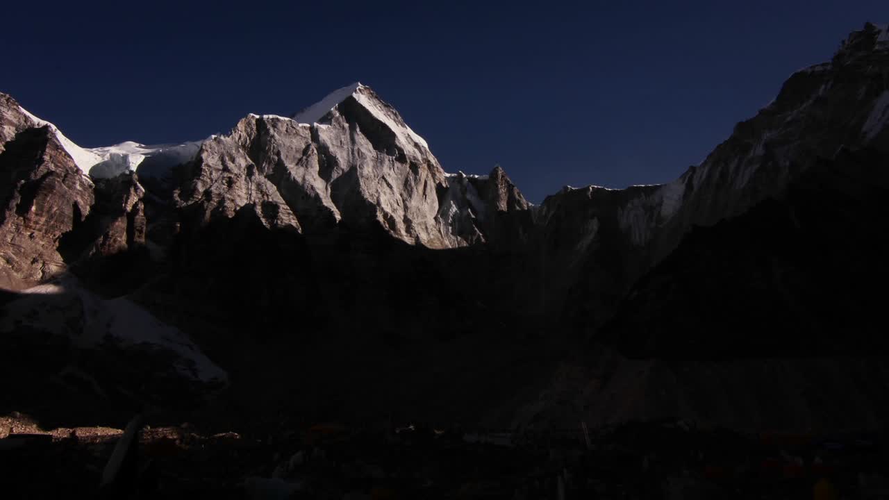 베이스캠프 와이드 샷의 일출