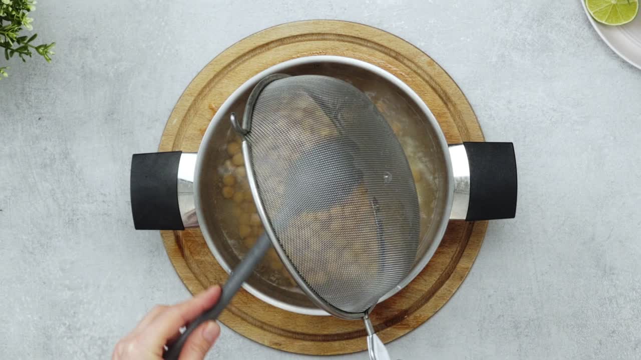 persona del cultivo cocinando garbanzos para el almuerzo