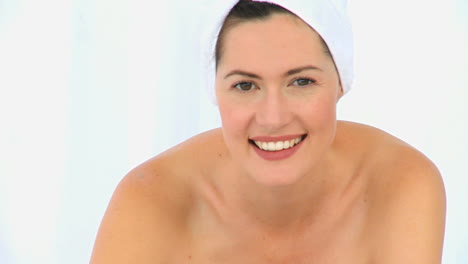 mujer morena después de una ducha