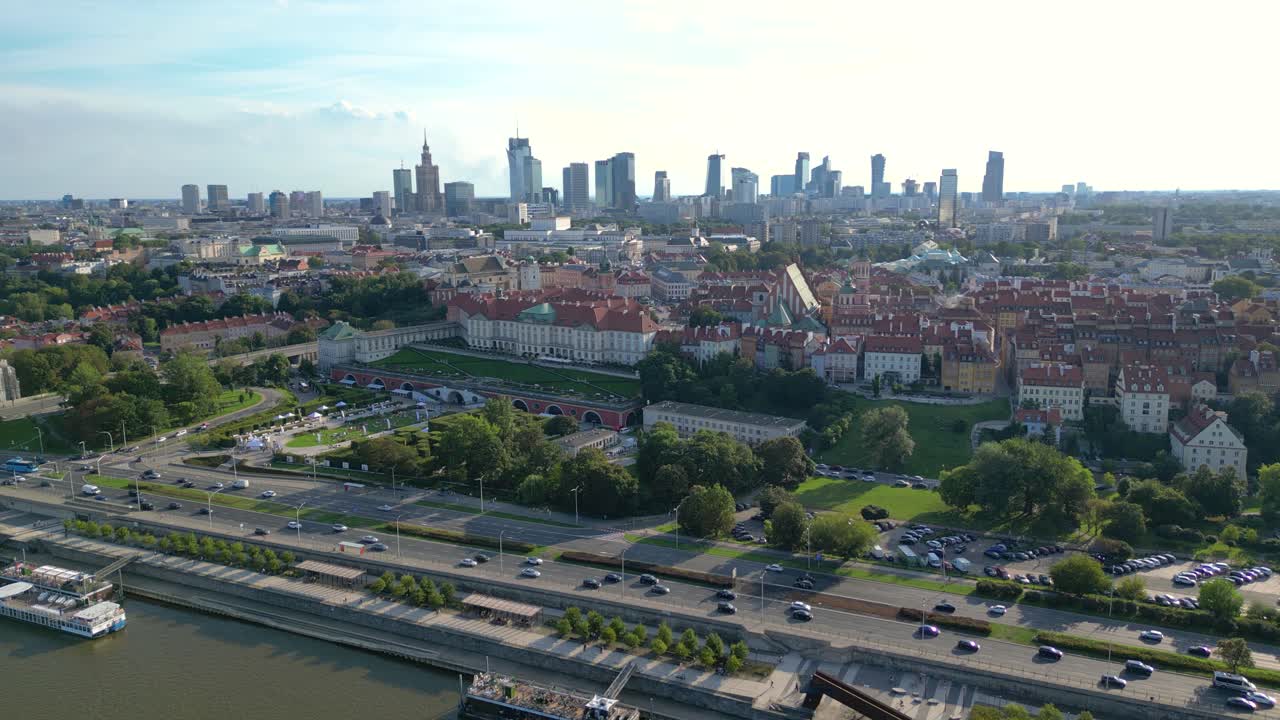 Panorama aéreo de Varsóvia, Polônia, sobre o rio Vístula, com o centro da cidade e a Cidade Velha ao longe
