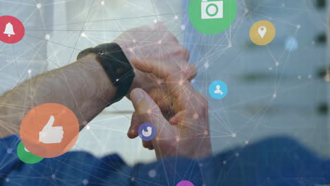 comprobando el reloj inteligente, persona rodeada de iconos de redes sociales y conexiones de red