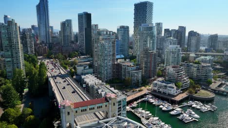 Verkehr-An-Der-Burrard-Bridge,-Vierspurige-Art-Deco-Fachwerkbrücke-Mit-Der-Innenstadt-Von-Vancouver-Im-Hintergrund-In-Kanada