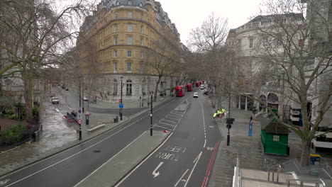 statische aufnahme einer berittenen polizei, die langsam die berühmte und leere northumberland avenue in london überquert