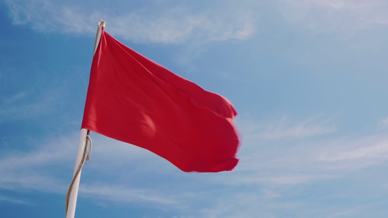 bandera roja sobre un fondo de cielo azul
