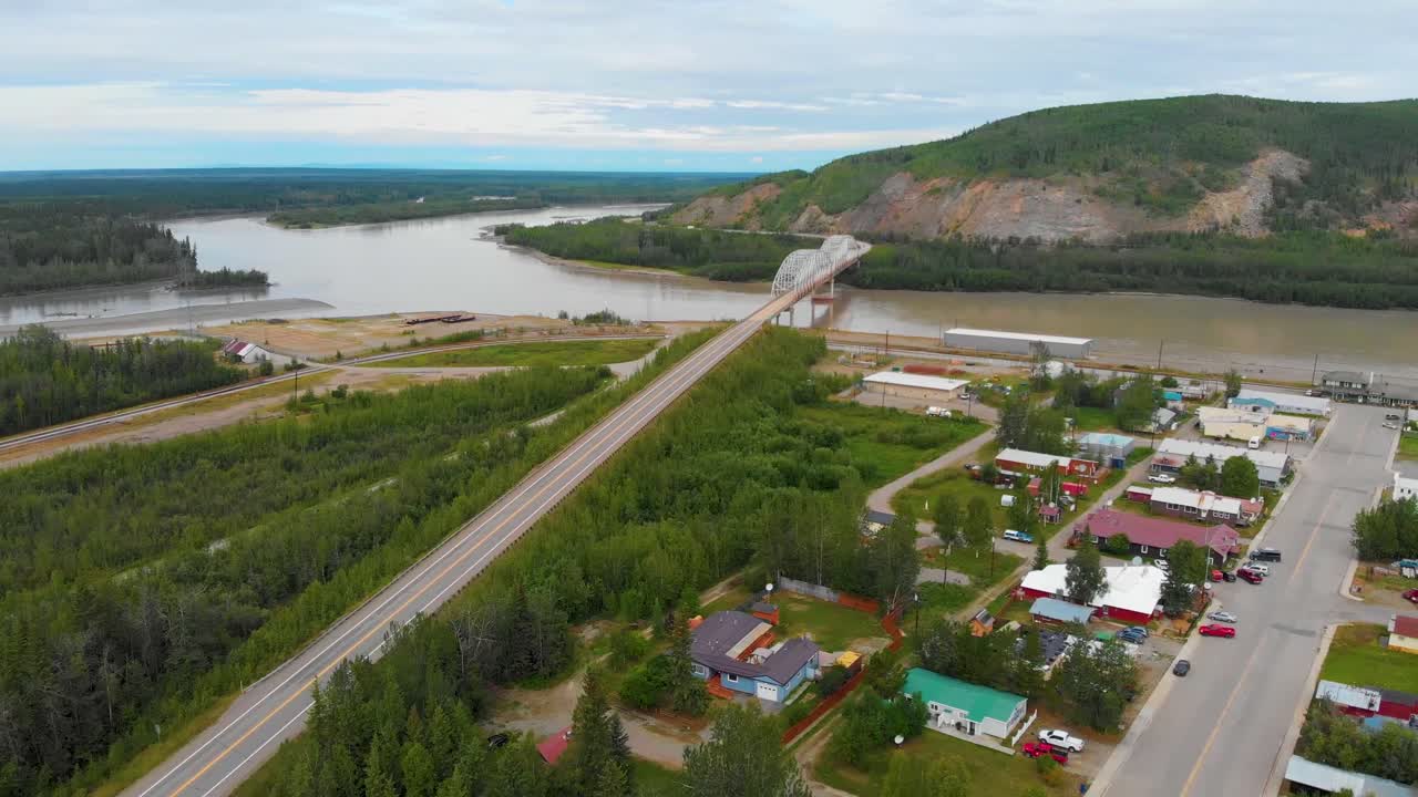 video de dron de 4k del puente de armadura de acero de honor de los vereranos nativos de alaska sobre el río tanana en nenana, alaska durante el día de verano