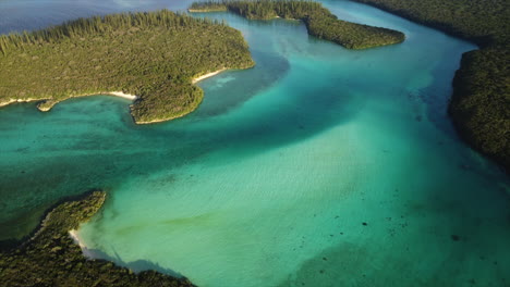 oro&#39;s bay en de archipel van het eiland van dennen in nieuw-caledonië - omhoog kantelbare onthulling vanuit de lucht van het adembenemende tropische paradijs