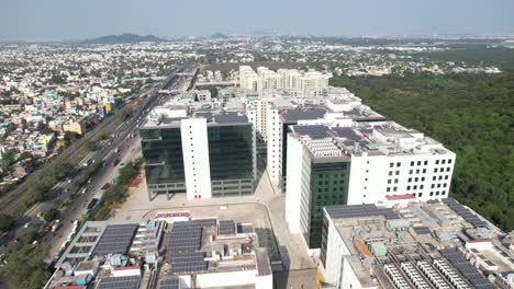 fotografía aérea de edificios corporativos con paneles de energía solar en la parte superior