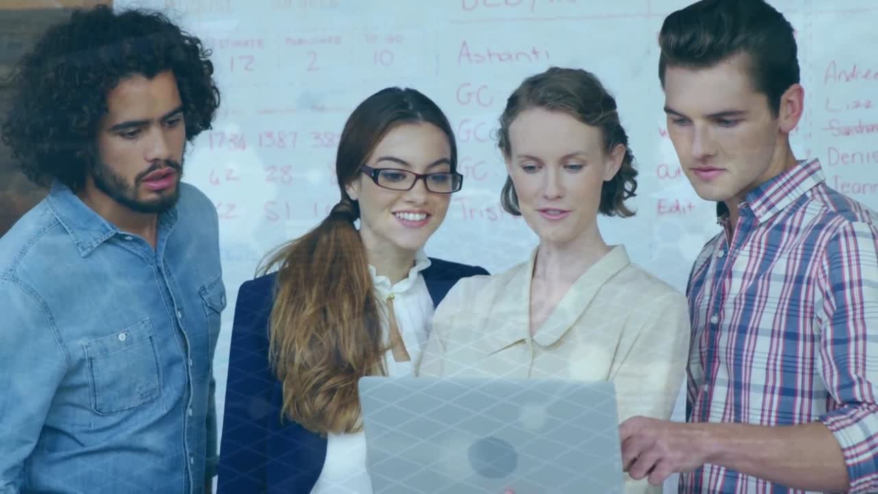 animación de datos científicos sobre diversas compañeras y compañeros de trabajo usando computadoras portátiles