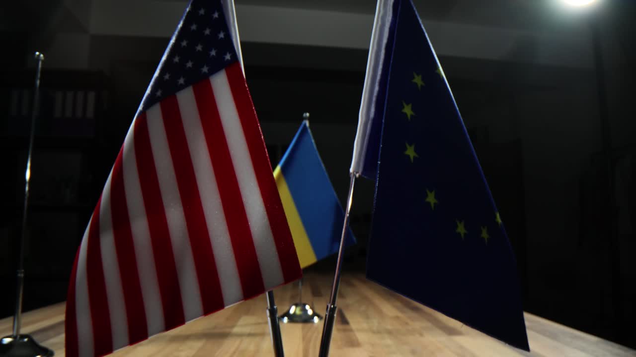 Bandiera ucraina su un tavolo in una stanza in penombra