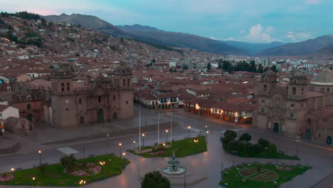 une vue aérienne inégalée de la place des armes de cusco et du centre-ville historique au crépuscule, sans foule.