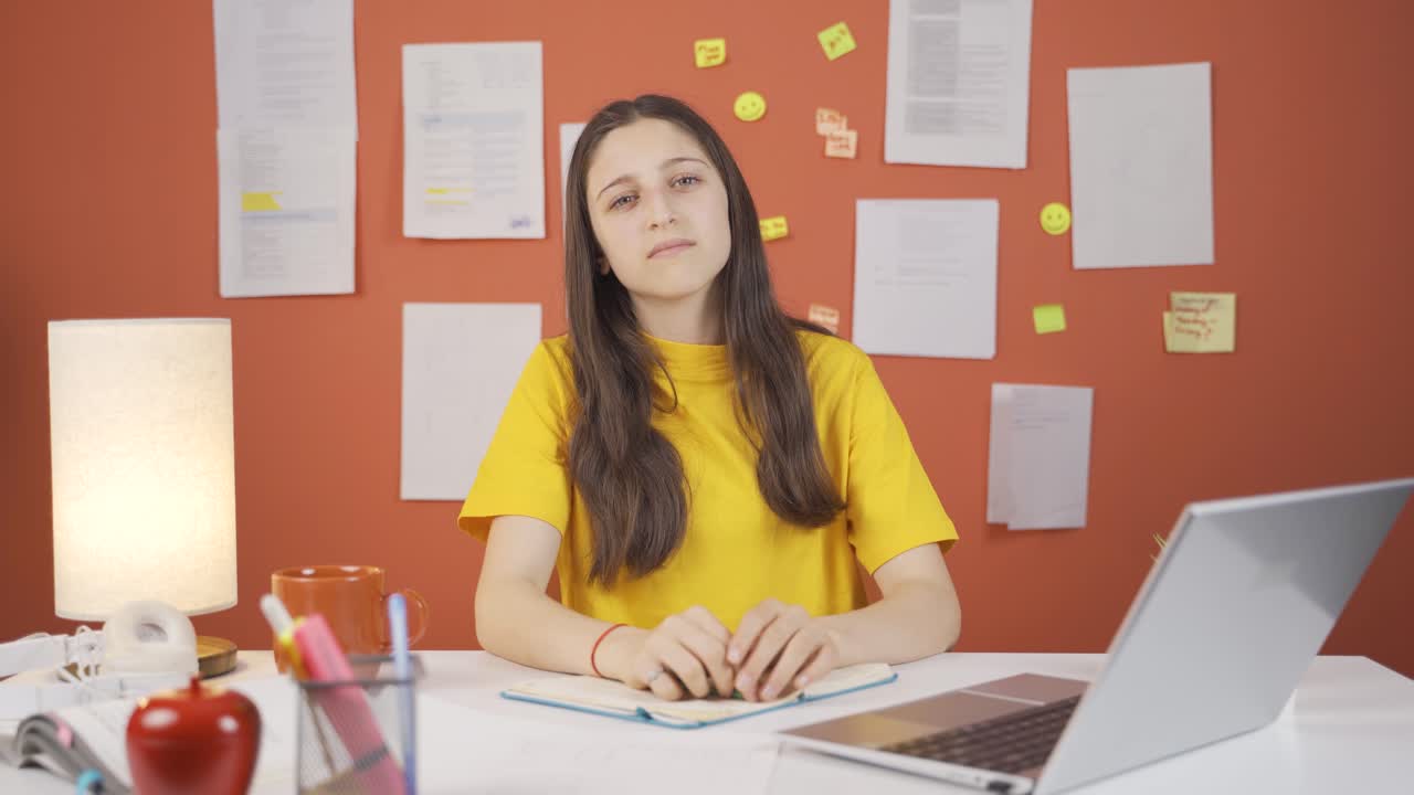 niña sorprendida y feliz con las noticias.