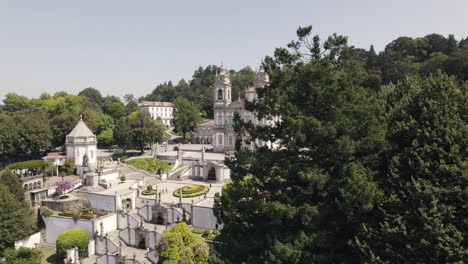 Hermosa-Escalera-Barroca-Al-Santuario-Y-La-Iglesia-De-Bom-Jesus-Do-Monte,-Braga,-Portugal