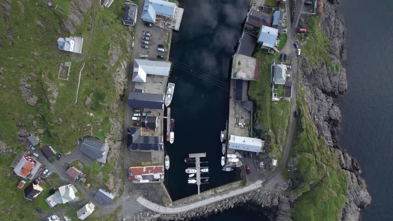 노르웨이 북부의 작고 역사적인 어촌인 닉순드(nyksund)의 공중 조감도는 작은 바위 반도에 자리 잡고 있습니다.