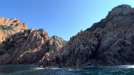 Impresionantes-Formaciones-De-Rocas-Volcánicas-De-Calanques-De-Piana-En-La-Isla-De-Córcega-Vistas-Desde-Un-Barco-En-Movimiento-En-La-Temporada-De-Verano,-Francia.