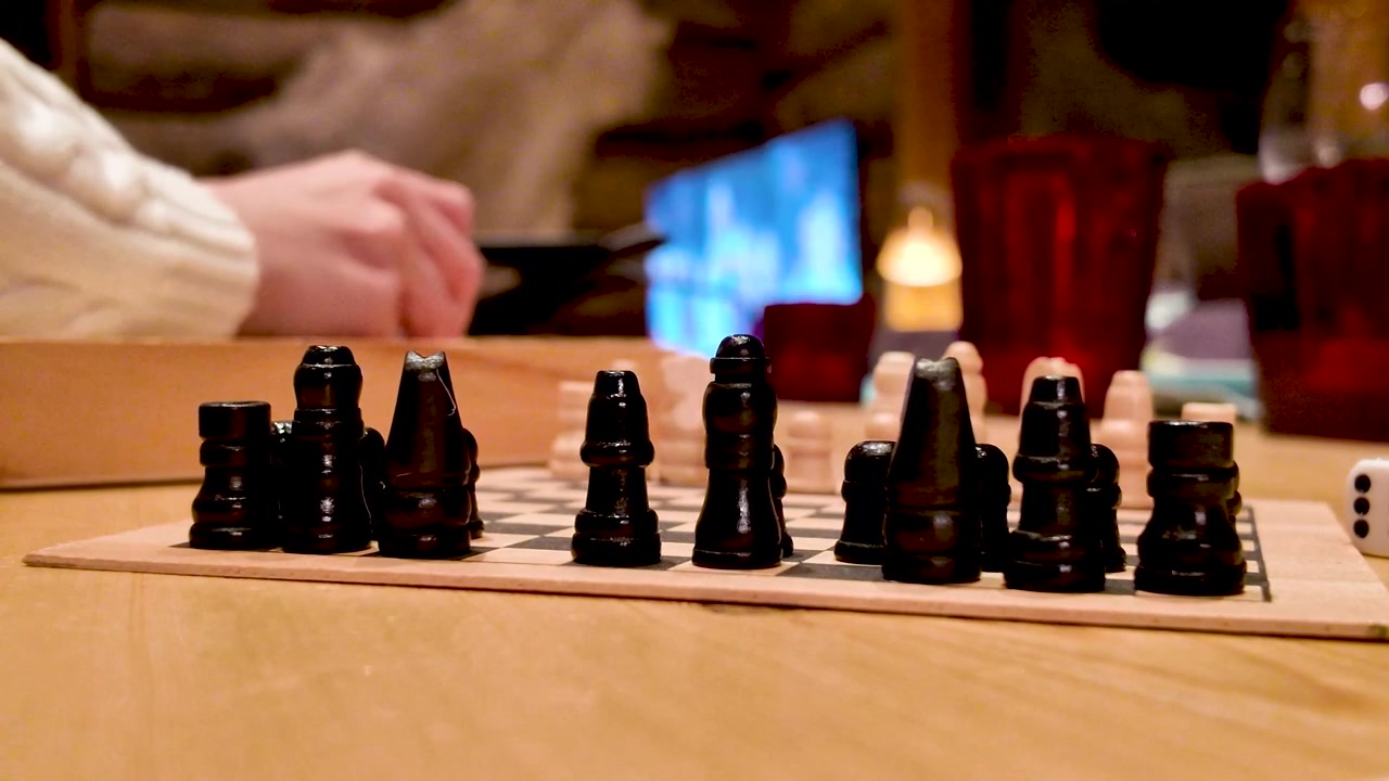 Jouer aux échecs dans un café confortable en hiver. Ambiance intérieure détendue et chaleureuse.