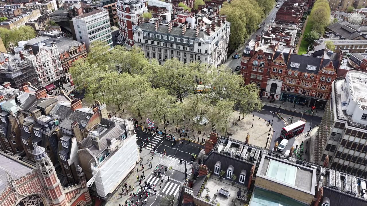 Manifestazione iraniana a sostegno della guerra in Iran, Sloane Square Londra, ripresa aerea con drone