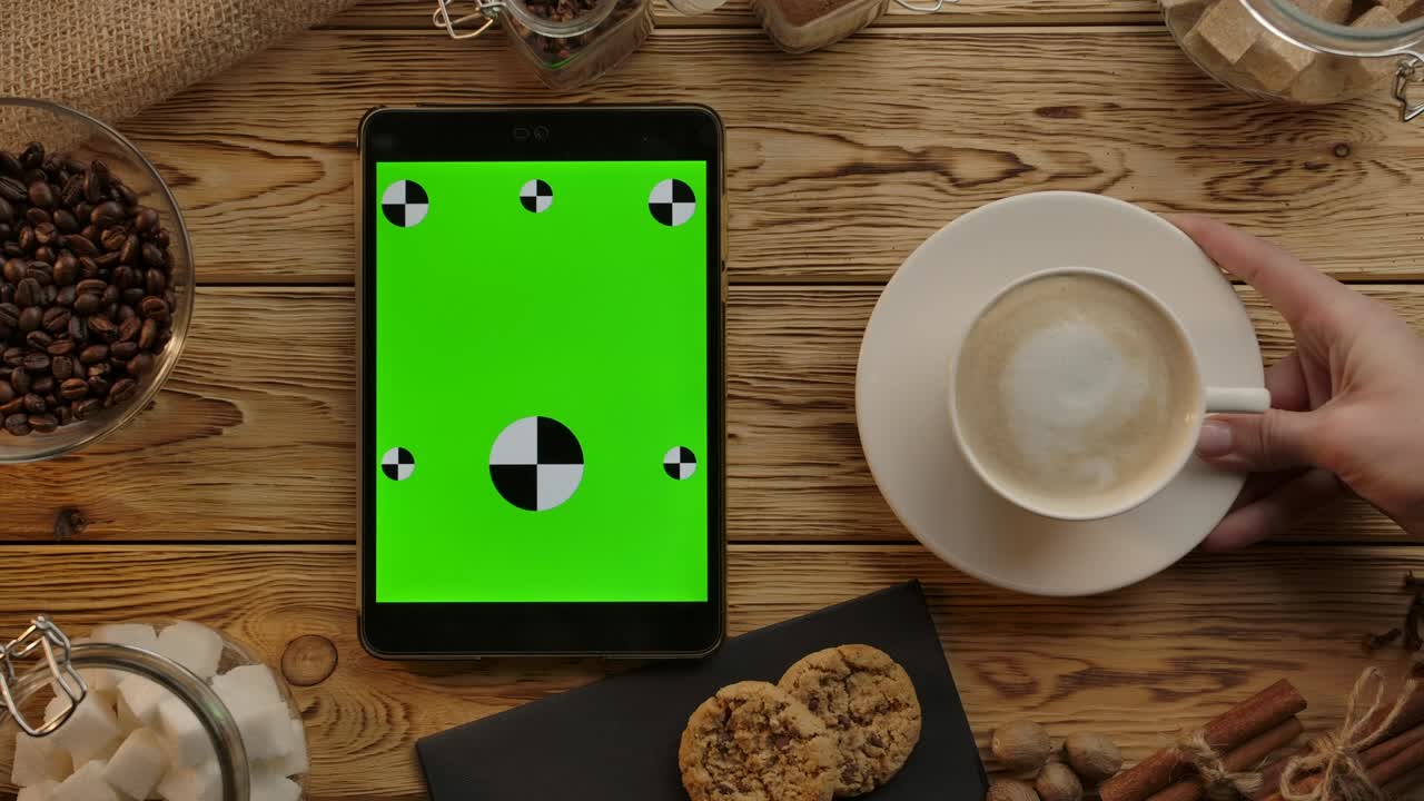 tableta orientada verticalmente con pantalla verde para trabajar