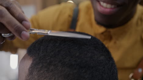 barbero haciendo un corte de pelo