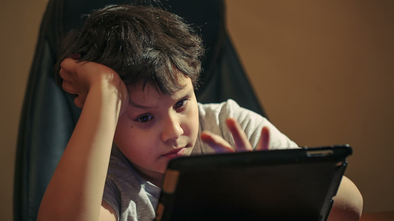 터치패드를 사용하는 소년