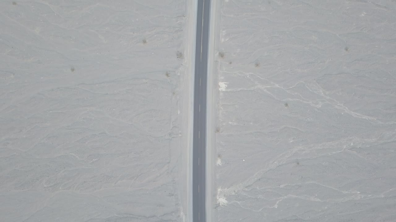 tiro aéreo de drones mirando hacia abajo en la carretera en el valle de la muerte del desierto