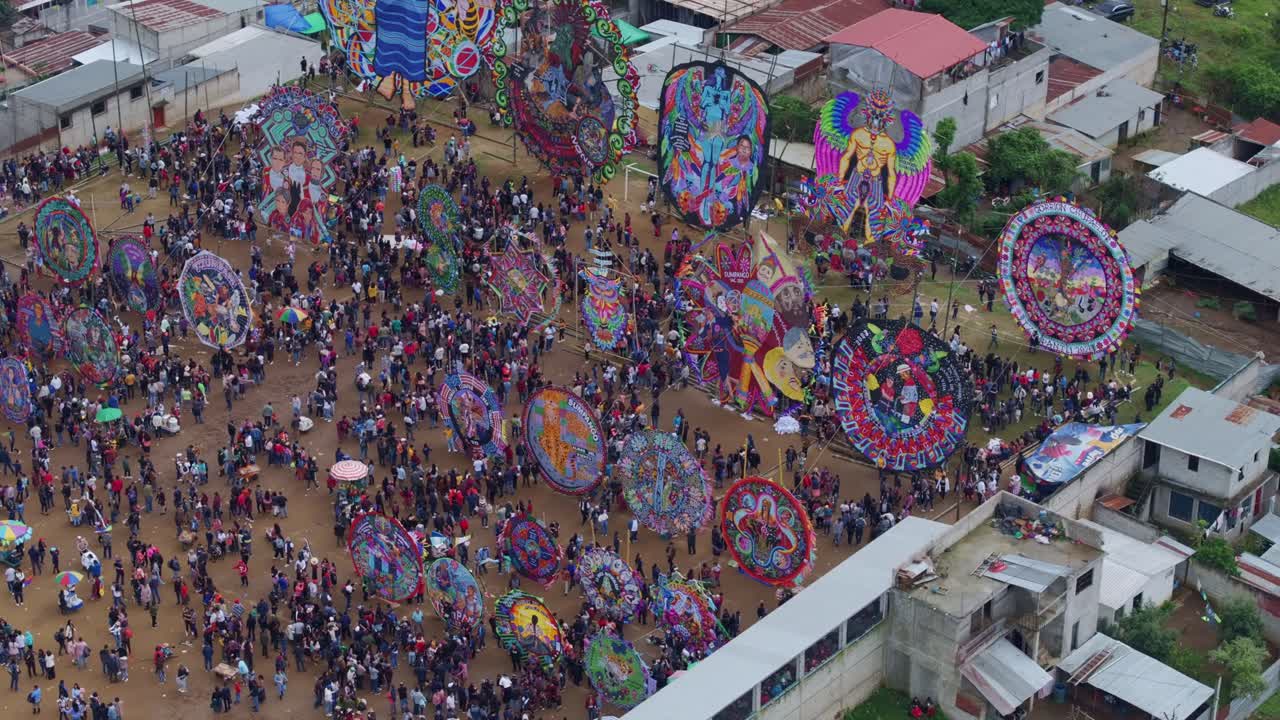Vista aérea da colorida celebração do festival de pipas em Sumpango Sacatepéquez, Guatemala