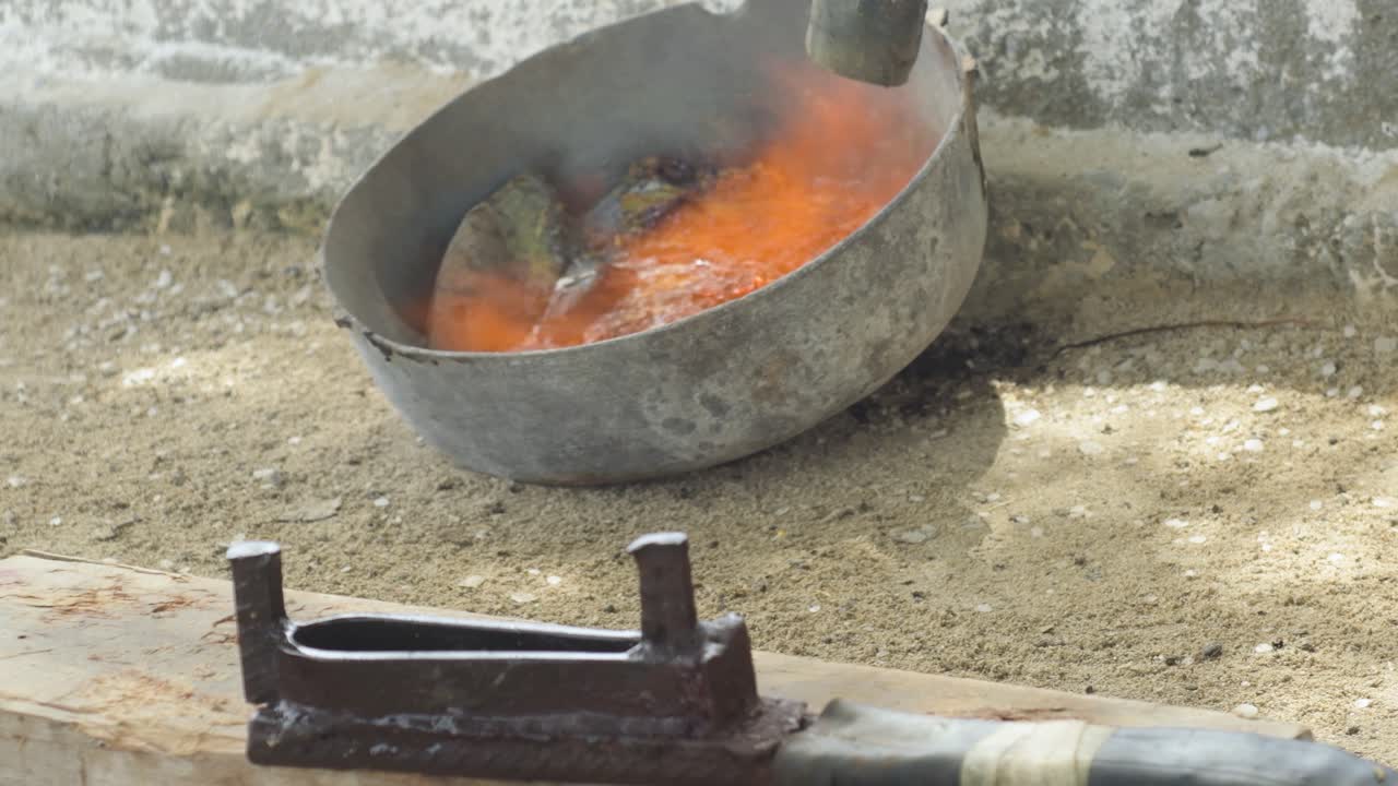 fundición de plomo en una olla con encendedor de calefacción para poner en el molde para hacer sumideros de pesca