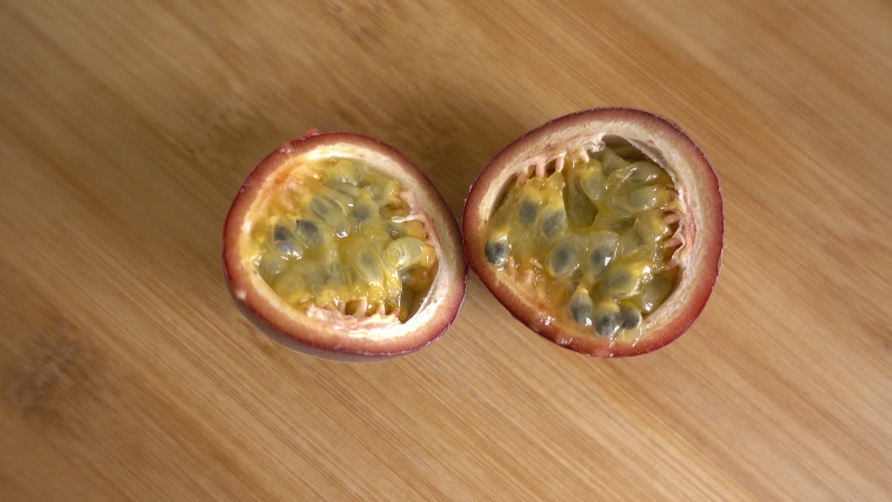 Skiveskåret passionsfrugt i rotation