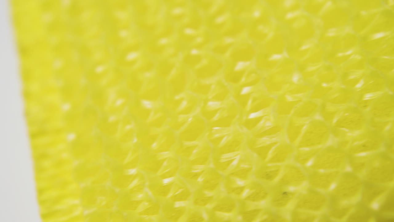 ⁇  배경 에 있는 도구 를 청소 하기 위한 노란색 바스트 와이프