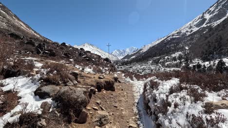 caminar por un sendero de senderismo