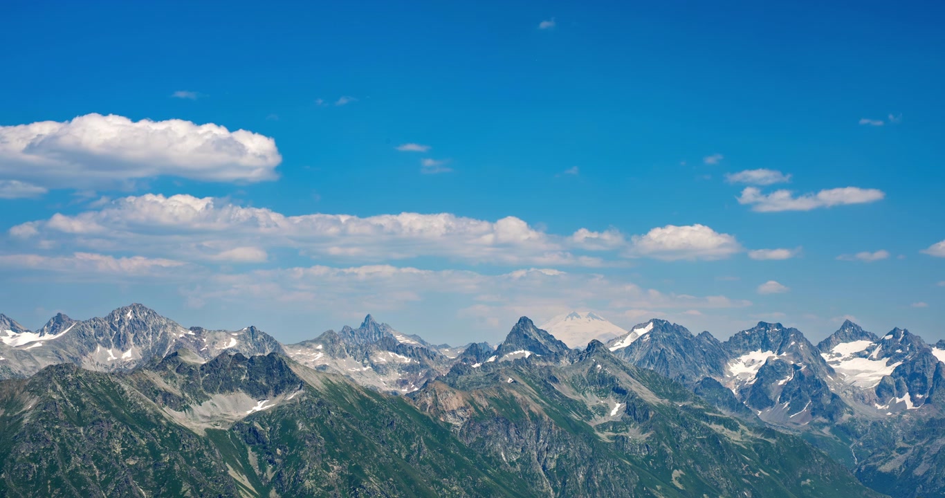 動きのある雲と雄大な山脈のタイムラプス
