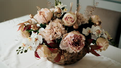 Elegantes-Blumenarrangement-Mit-Zartrosa-Rosen-Und-Weißen-Orchideen-In-Einer-Goldenen-Vase