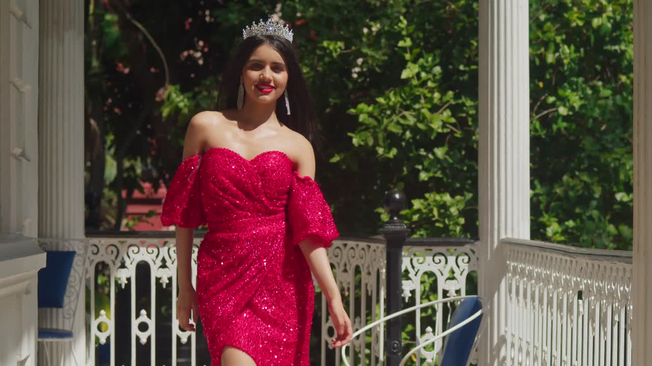 은 옷을 입은 젊은 여인이 카리브해의 보석인 트리니다드에 자리잡은 성의 오래된 홀을 돌아다니고 있습니다.