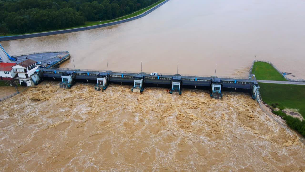 horripilantes imágenes aéreas en 4k del lago he varaždin-ormož